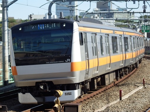 E233系快速列車(信濃町駅)