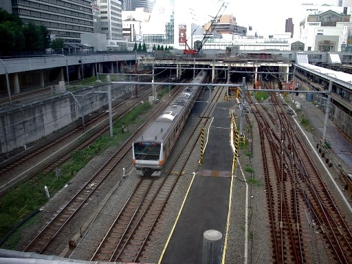 E233系中央線快速(新宿駅サザンテラス)