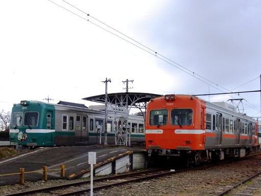8001/7001(岳南江尾駅)