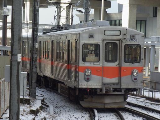 7000系(新西金沢駅)