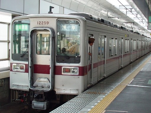 30000系列車(新越谷駅)