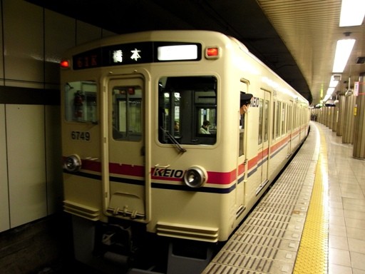 6749(新宿駅 2008-1-11)