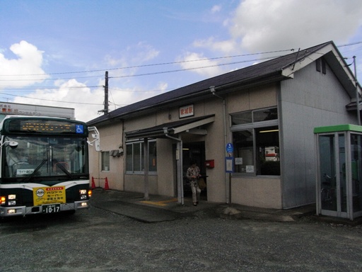 家城駅と代行バス