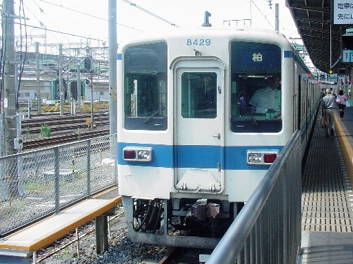 東武野田線大宮駅と列車