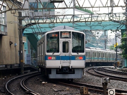 2057(新宿駅)