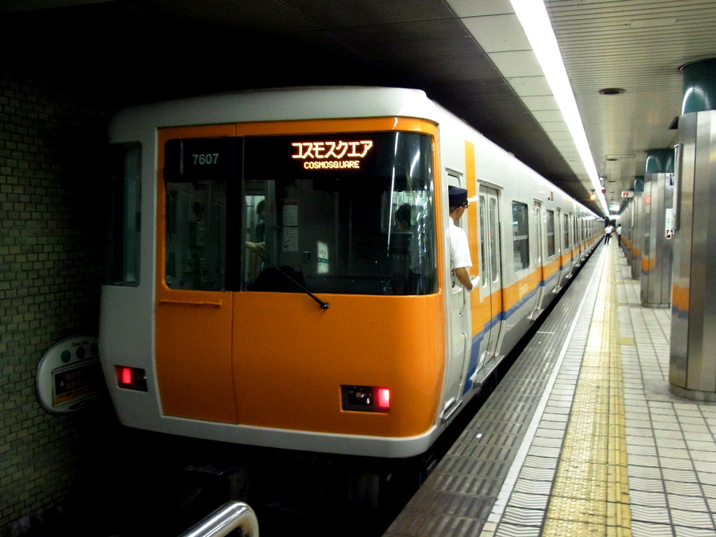 7000系(本町駅)