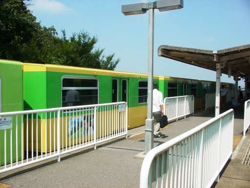 志久駅と列車