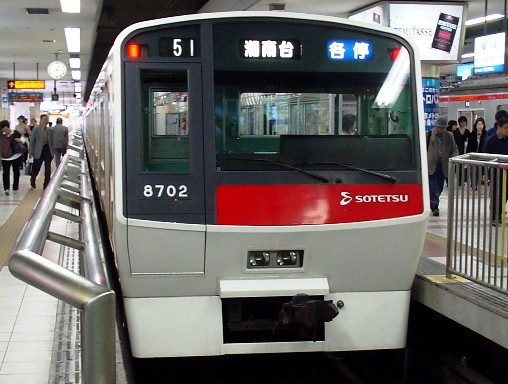 8702(横浜駅)