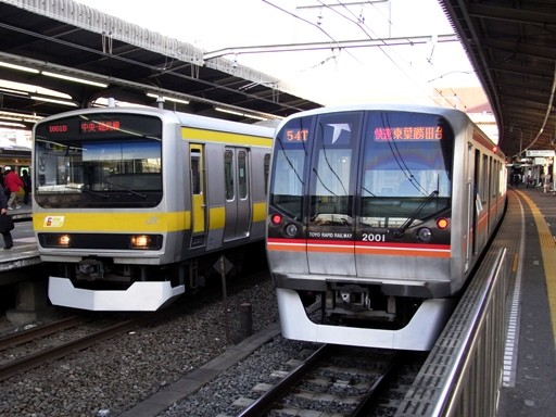 2001と総武線E233(西船橋駅)